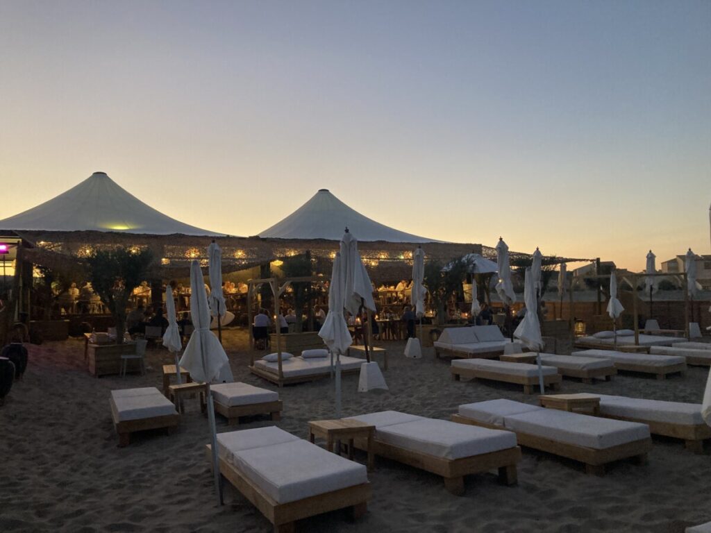 Hospitalet beach restaurant om kvelden