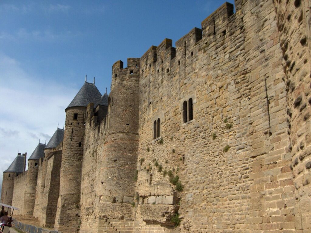 Gamle murer og runde tårn i Carcassonne