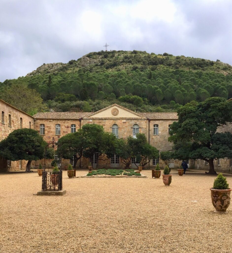 Den staselige "borggården" på Abbaye de Fontfroide