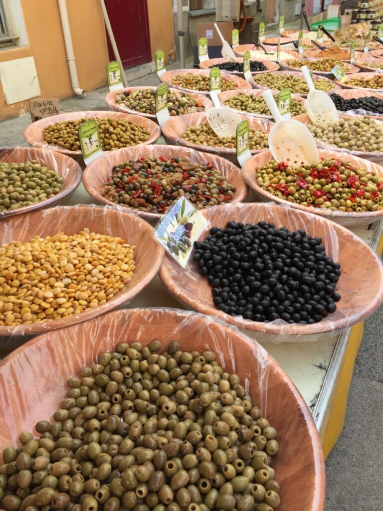 Krydder og oliven på markedet i Leucate