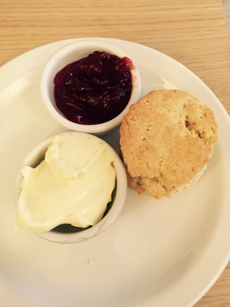 Scones med clotted cream er en tradisjon i Cornwall