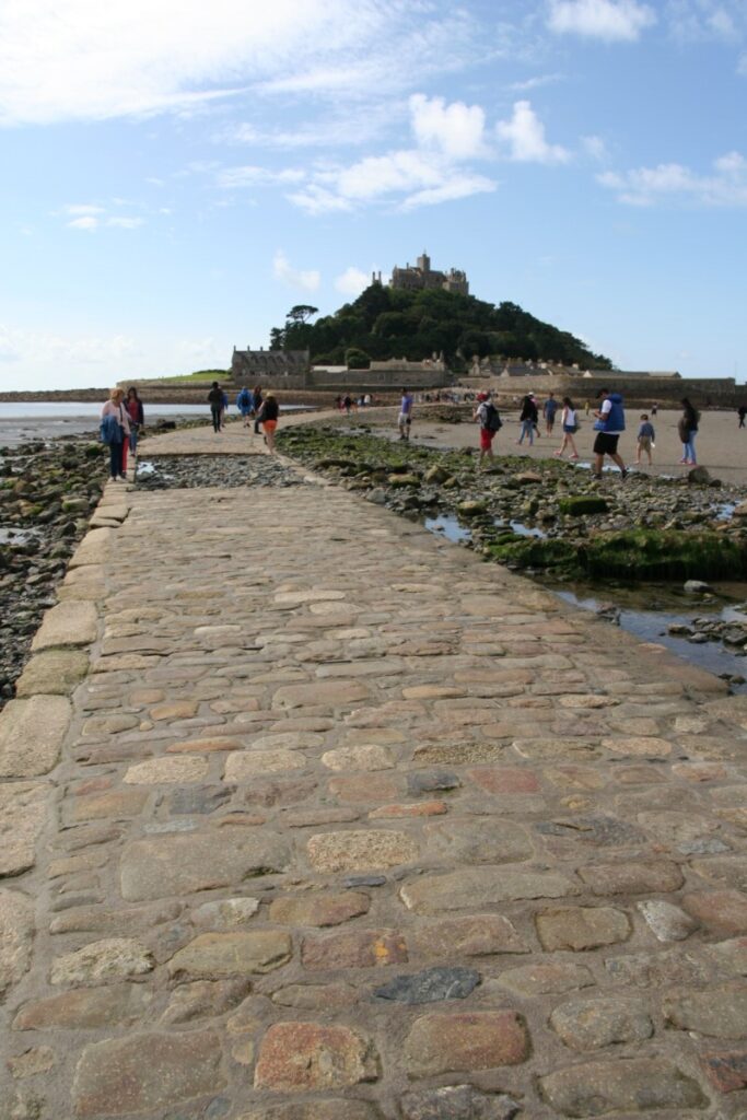 Causeway mot St. Michaels mount i Cornwall