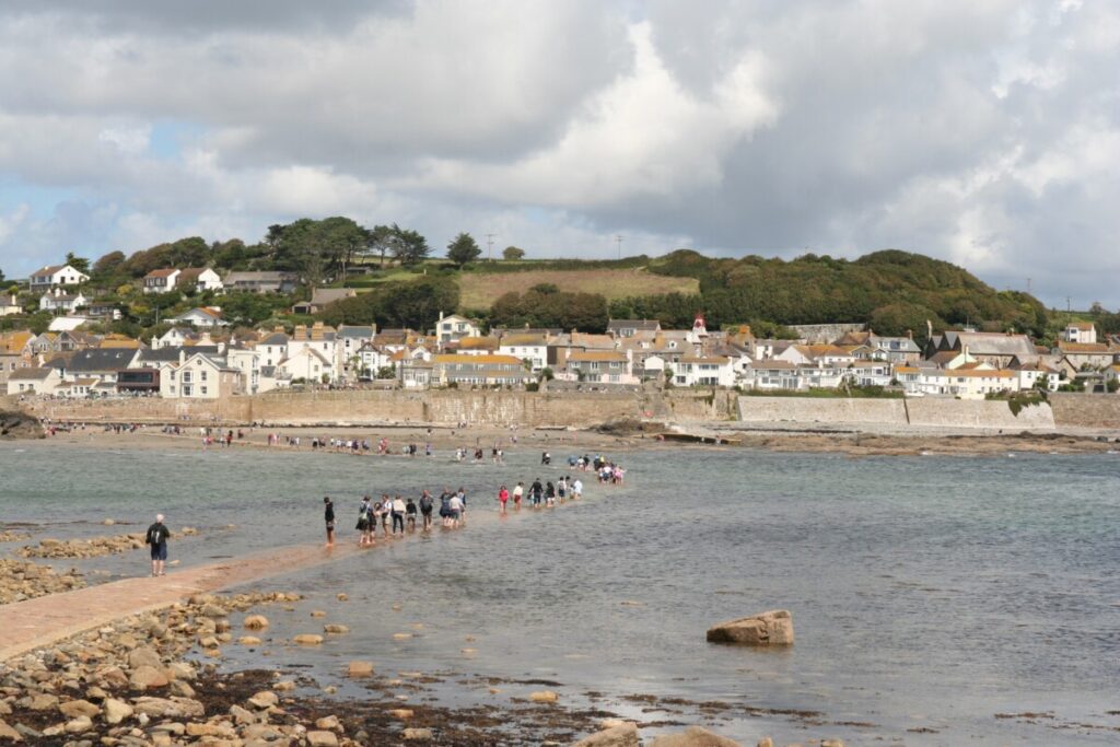 Noen blir overrasket av tidevannet som kommer raskt ved St. Michaels mount i Cornwall. 