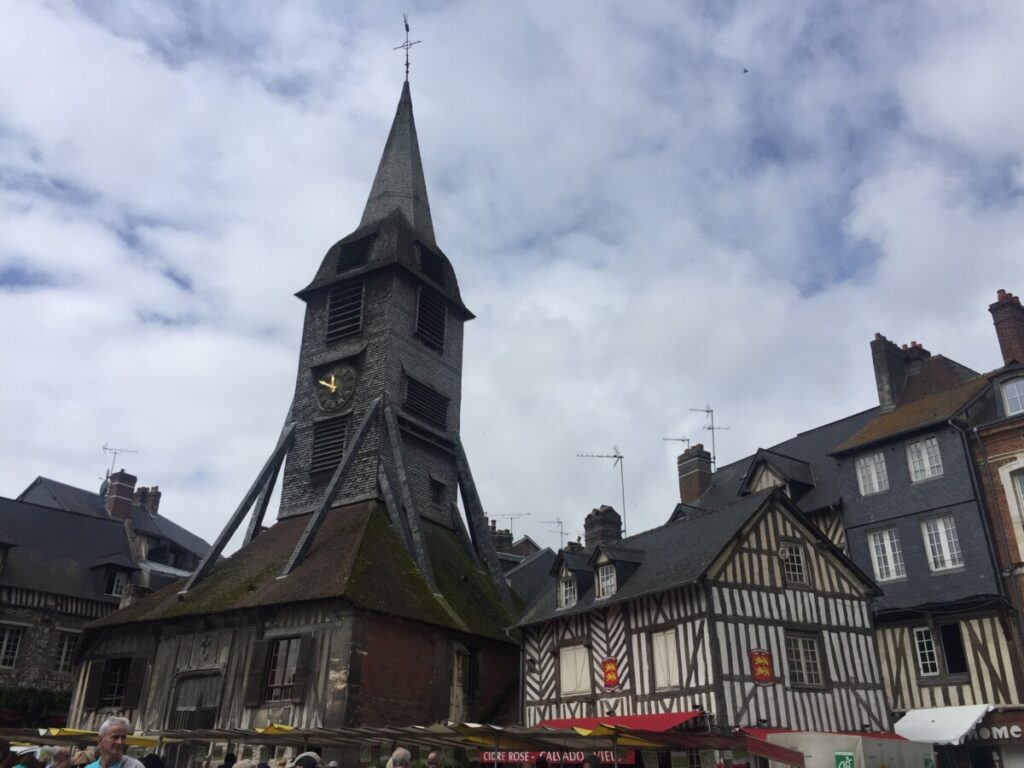 Klokketårnet utenfor eglise Saint Catherine i Honfleur står et stykke vekk fra kirken