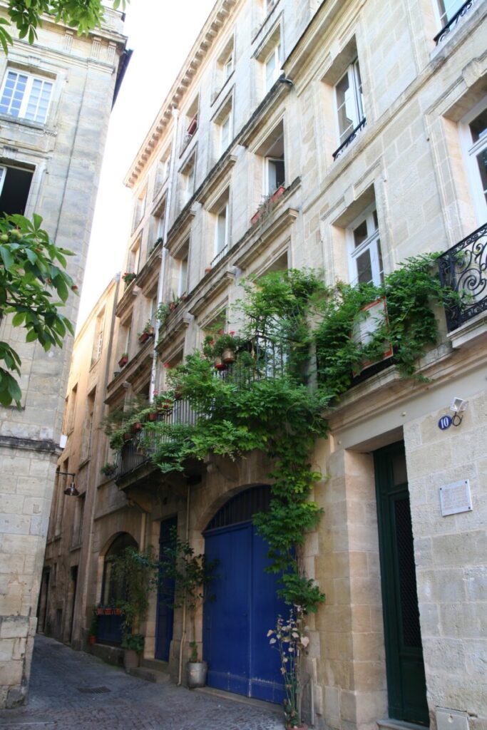 Trange smug og hvite kalksteinbygninger og frodige blomster gir mange koselige oppdagelser i Bordeaux. 