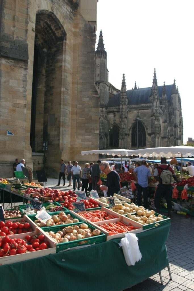 Markedet hver lørdag formiddag rundt St. Michel-kirken
