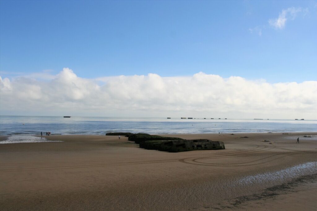 Rester etter andre verdenskrig ved Arromanches i nærheten av Gold beach