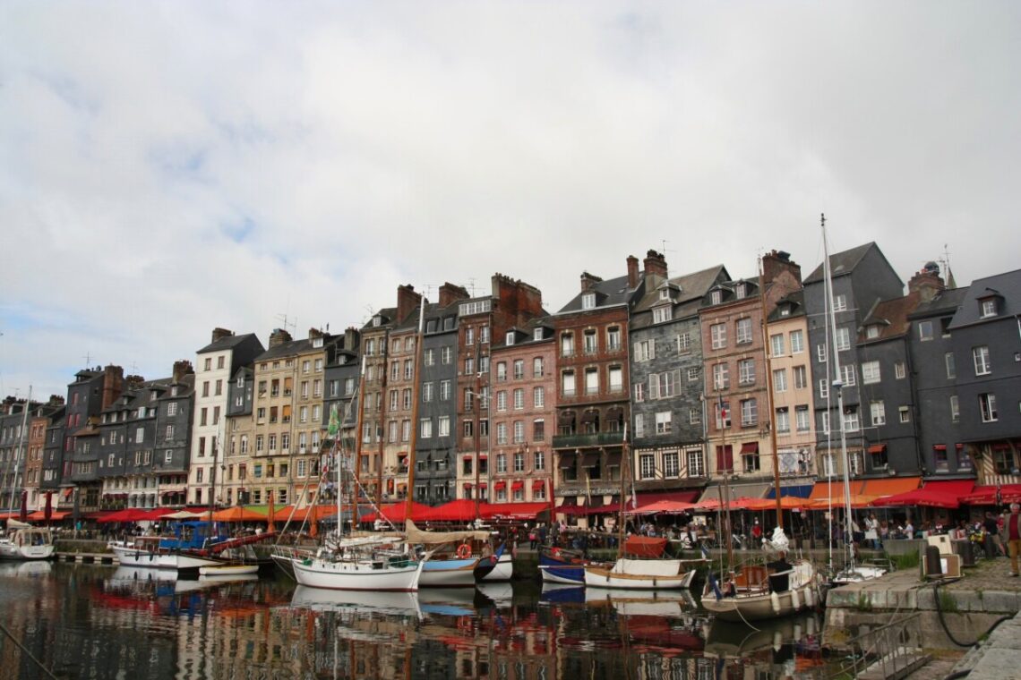 Havna i Honfleur er meget malerisk