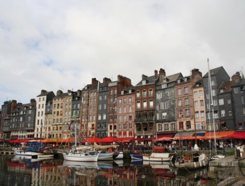 Havna i Honfleur er meget malerisk