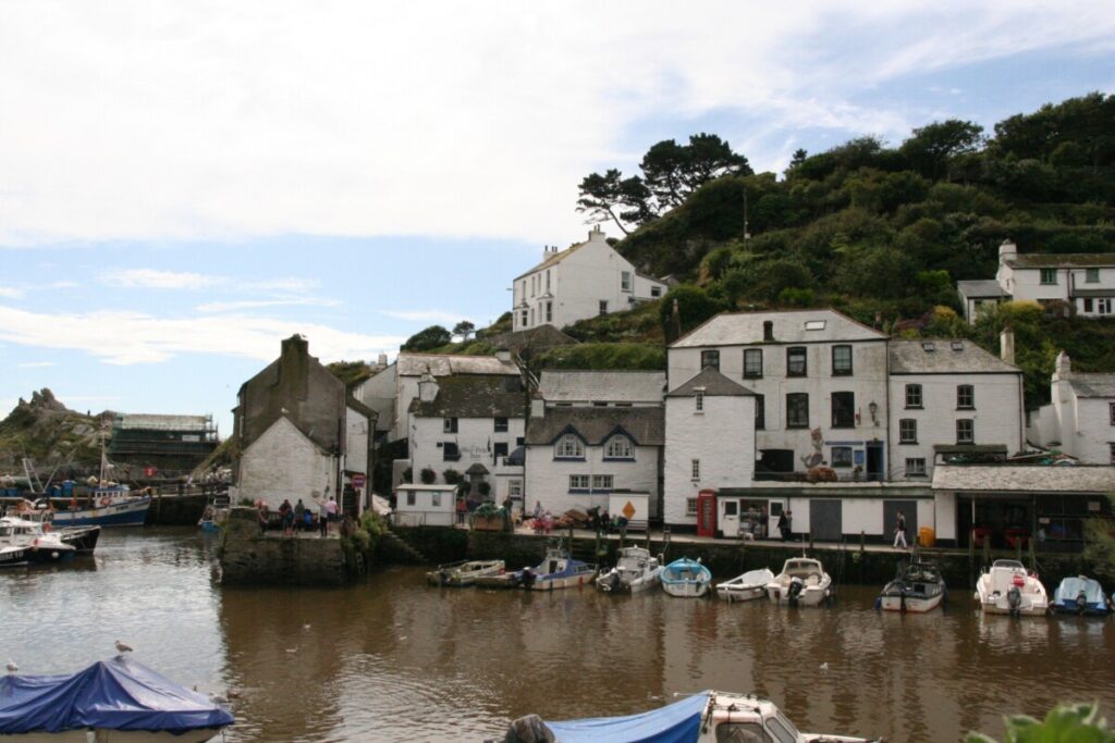 Havna i Polperro med utsikt mot puben The Blue Peter inn