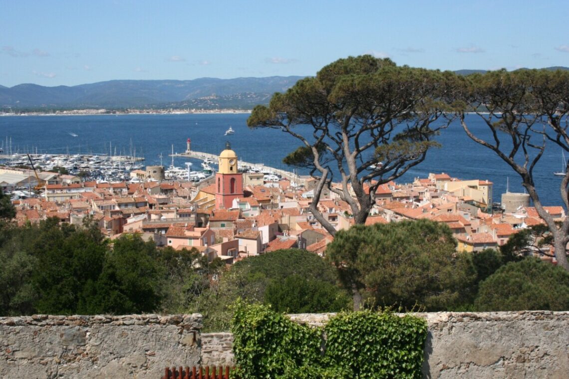 Utsikt over Saint-Tropez og Sainte-Maxime på andre siden av bukta