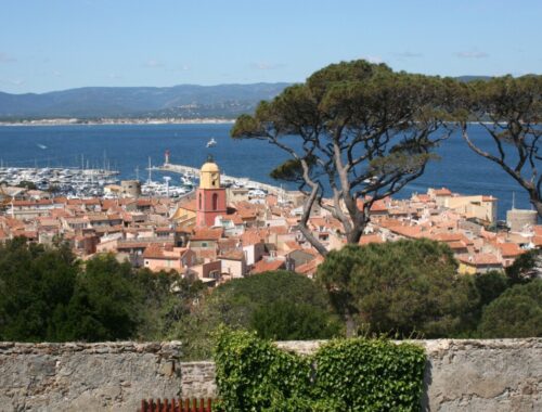 Utsikt over Saint-Tropez og Sainte-Maxime på andre siden av bukta