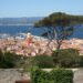 Utsikt over Saint-Tropez og Sainte-Maxime på andre siden av bukta