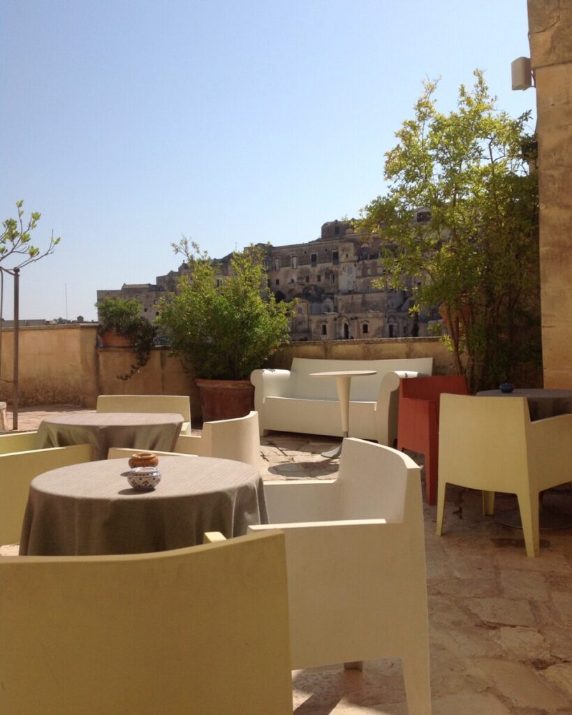 Frokost i solen utenfor Hotel Sassi i Matera