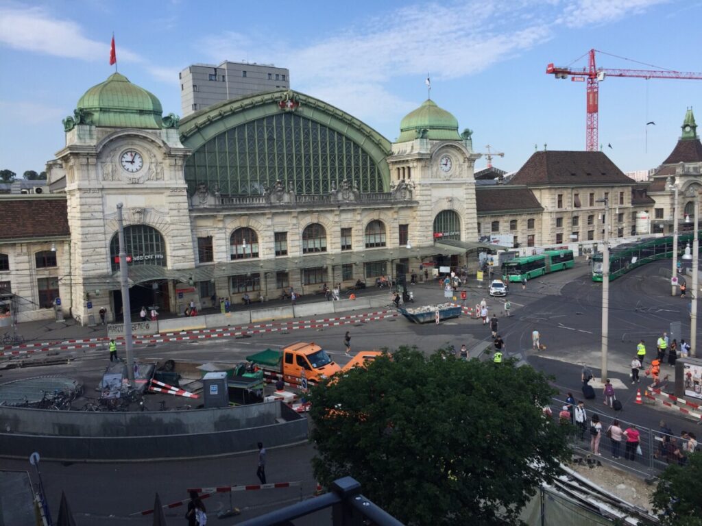 Stasjonen i Basel sett fra hotellrommet