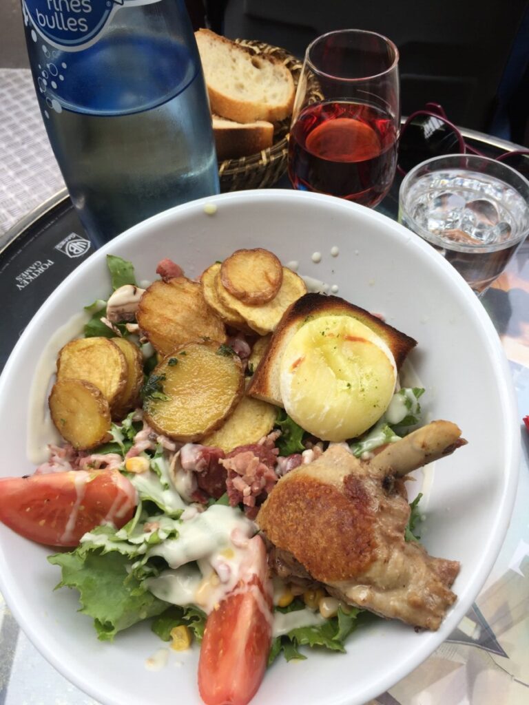 Salade Landaise på O Beret Basque utenfor Gare du Nord i Paris