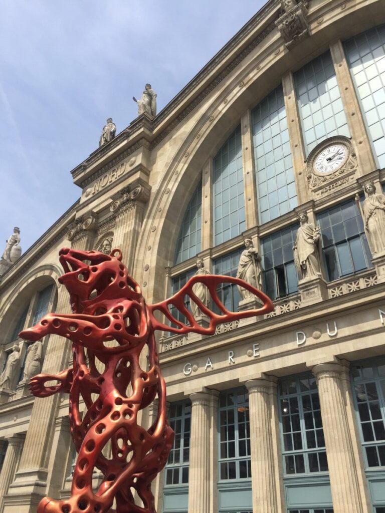 When pigs fly utenfor Gare du Nord i Paris