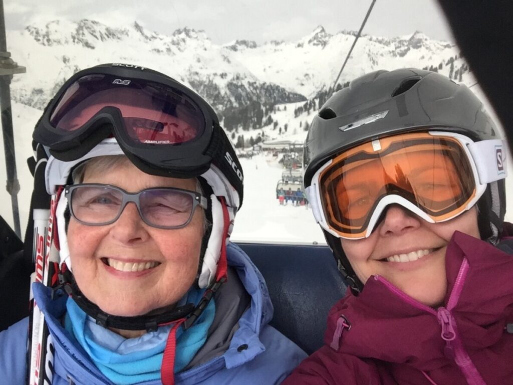 Mamma og jeg koser oss i stolheisen i Ischgl