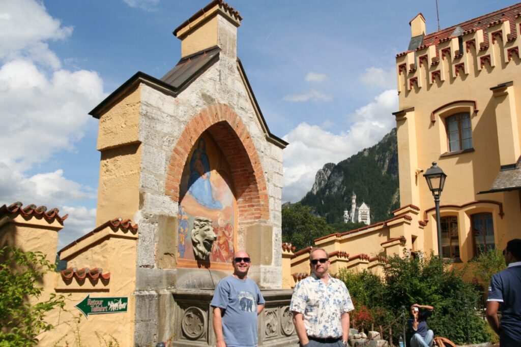 Neuschwanstein i Bayern sett fra Hochenscwanstein