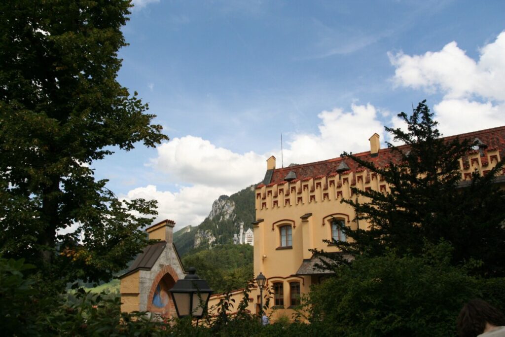 Neuschwanstein i Bayern sett fra Hochenscwanstein