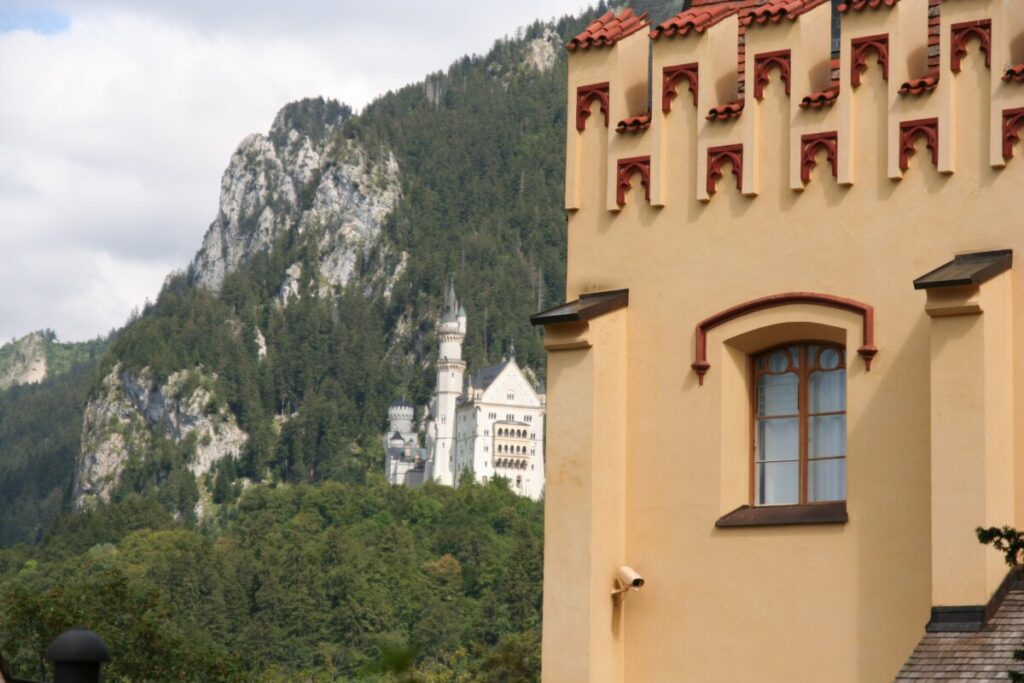 Neuschwanstein i Bayern sett fra Hochenscwanstein