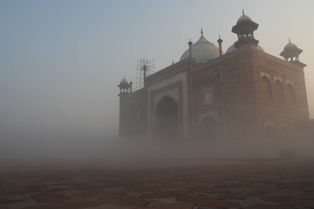 En av sidebygningene til Taj Mahal