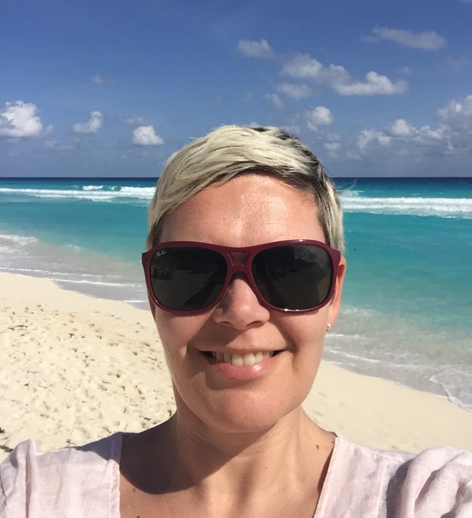 Catrine på en sandstrand i Cancun i Mexico