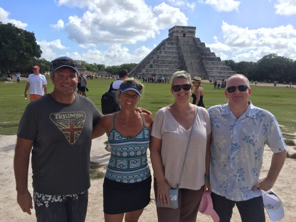 Søskenbarn på tur til Chichen Itza