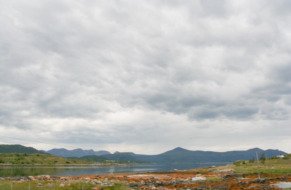 Kysten med fjord og fjell