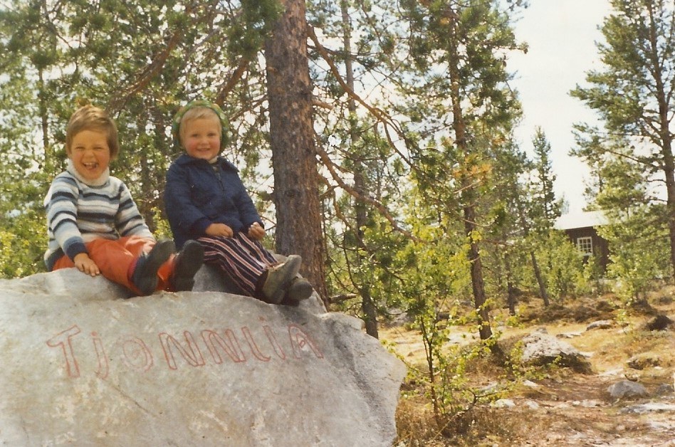 Catrine og Per Anders på Tjønnlia-steinen 1976