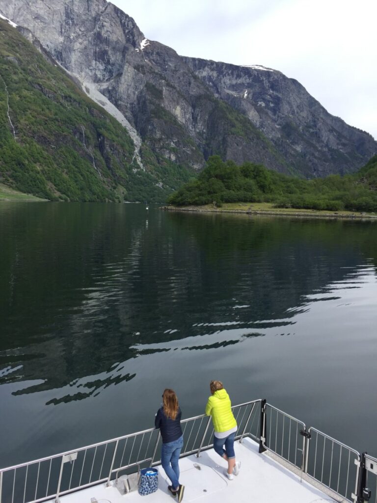 Vi nyter stille fjord fra en stillegående båt.