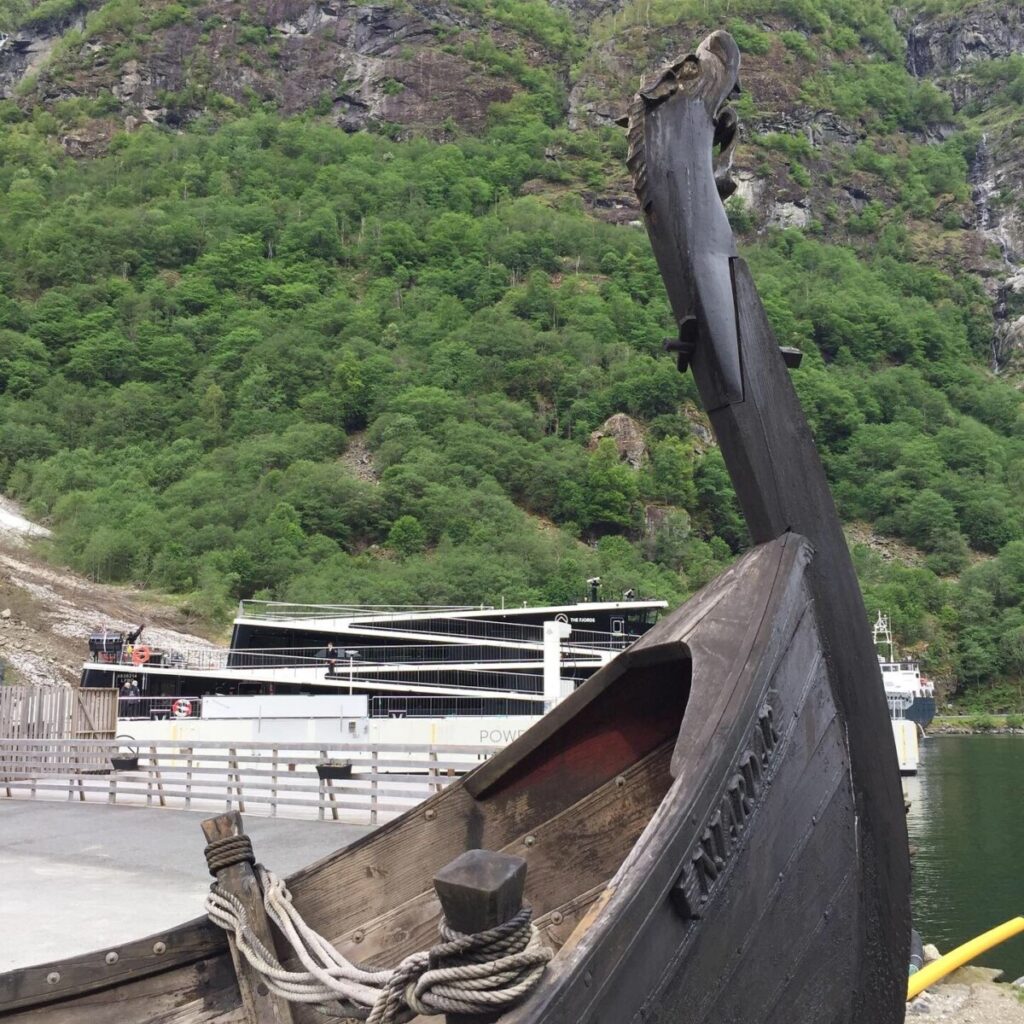 Vikingskip og moderne el-ferge i Gudvangen