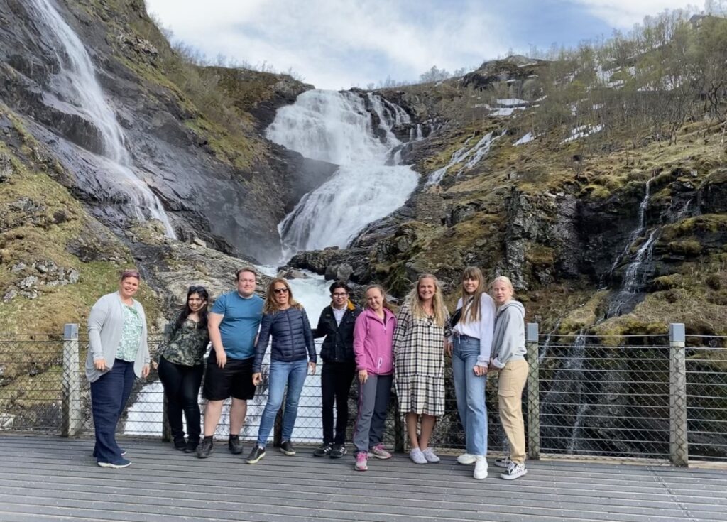 Kjosfossen med klassen fra Treider