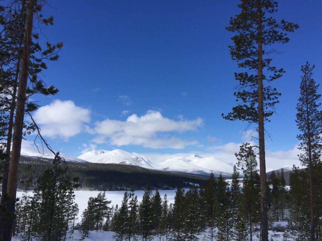 Atnasjøen på vinteren med Rondane i bakgrunnen