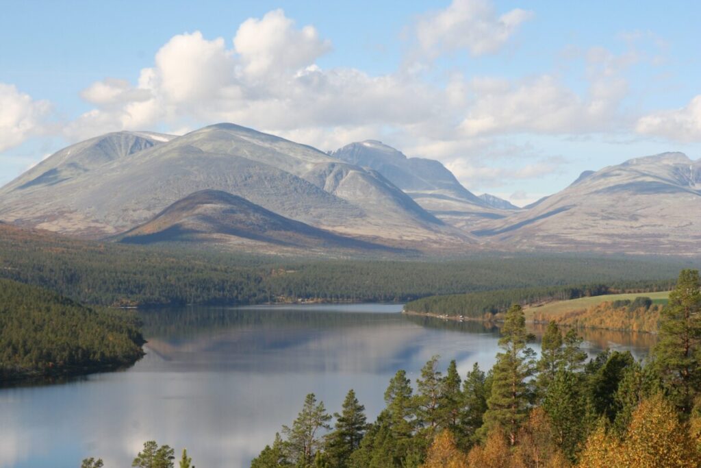 Rondane and lake Atnasjøen