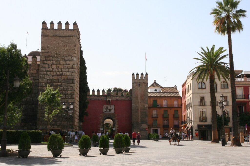 Løveporten og inngangen til Alcazar i Sevilla