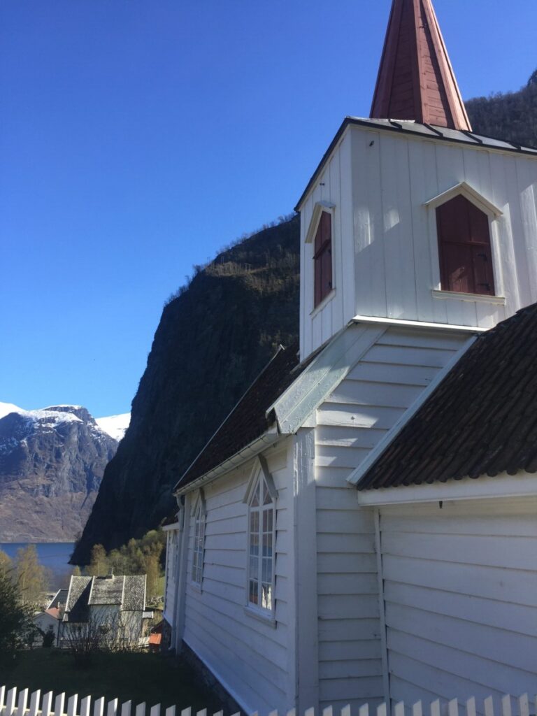 Undredal er en sjarmerende bygd ved fjorden. 