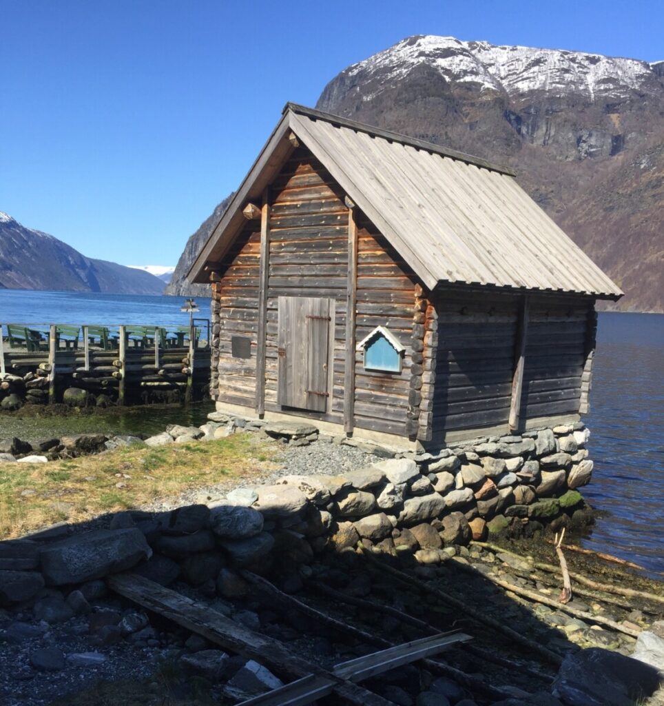 Undredal er en sjarmerende bygd ved fjorden. 