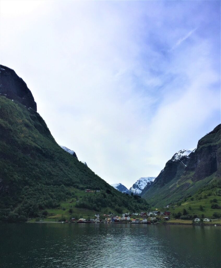 Undredal sett fra ferga på Nærøyfjorden