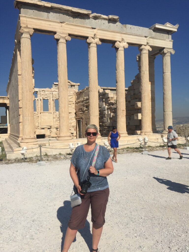 Catrine foran Athenes tempel