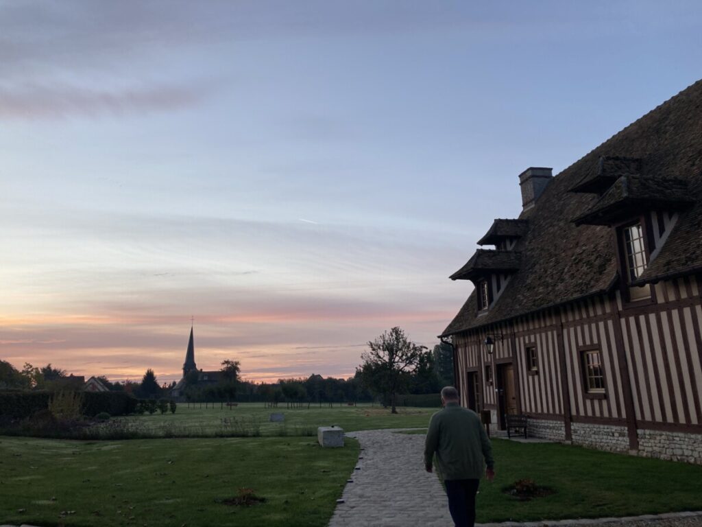 Manoir de Surville på kveldstid