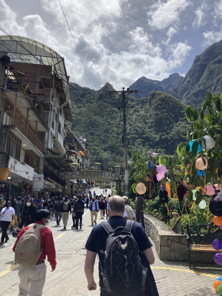 Folksomt i Aguas Calientes