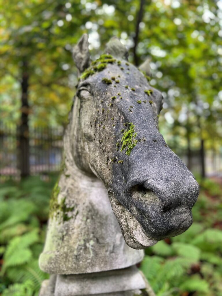 Hestestatue i parken på Ramme