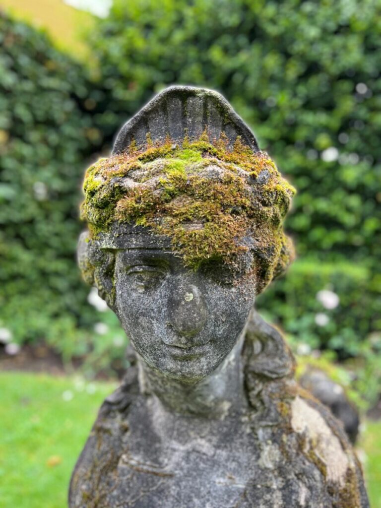 Steinskulptur i parken på Ramme