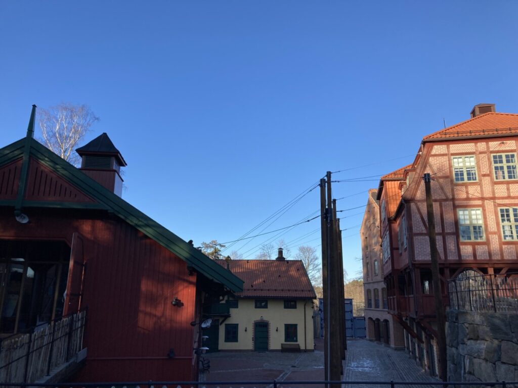 Gårdsplassen med låve og hotellet