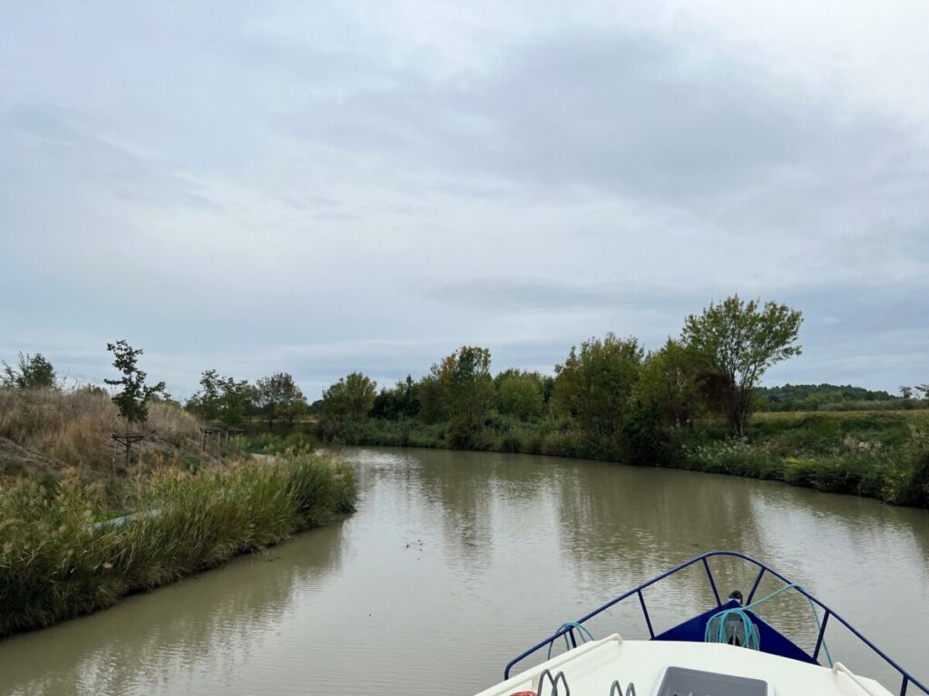 Baugen på båten i en sving på Canal du Midi