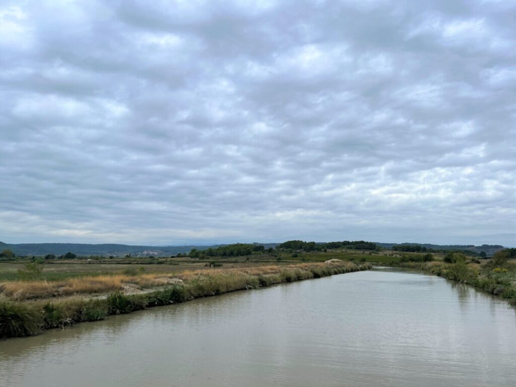 Canal du Midi i et flatt landskap