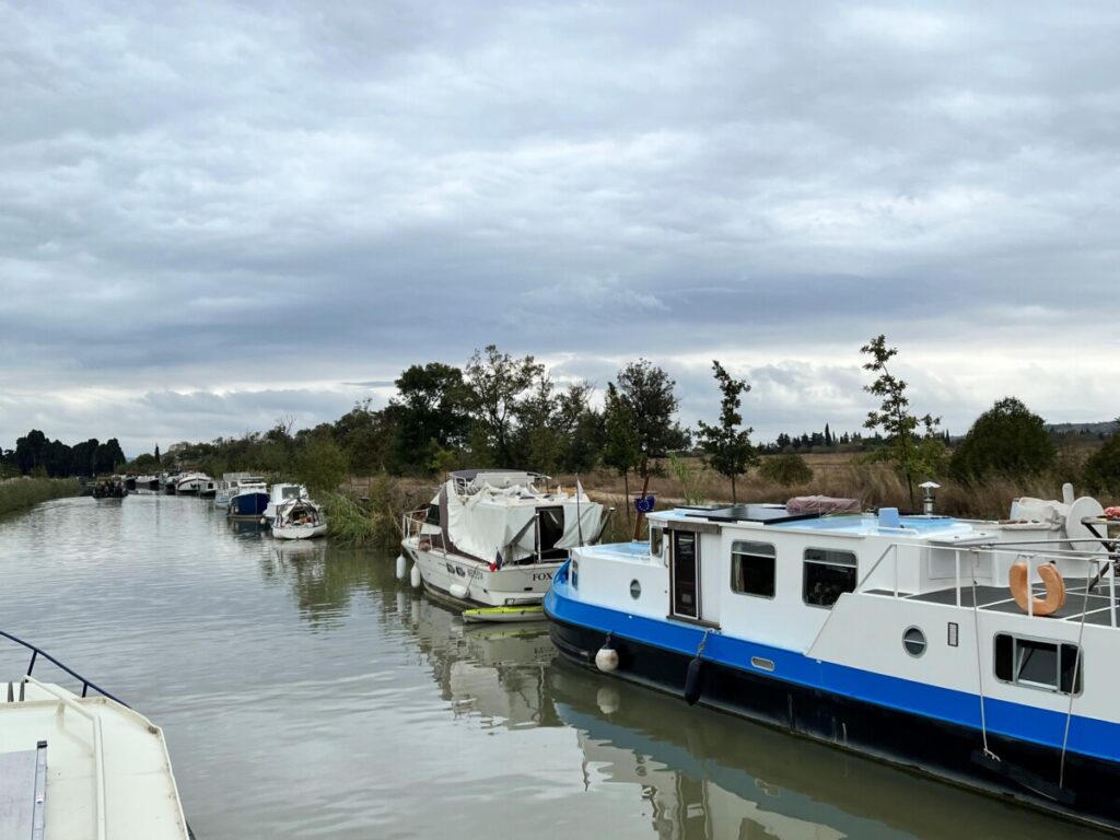 Båter langs kanalen