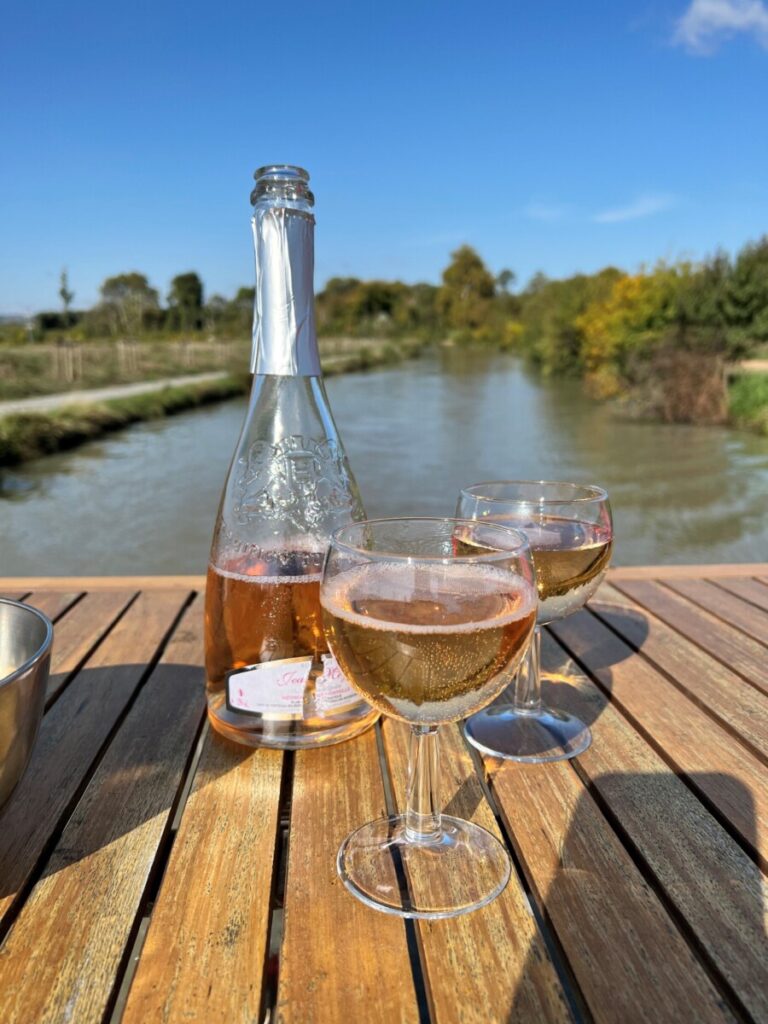 Vi nyter lokal musserende vin på dekke i solen