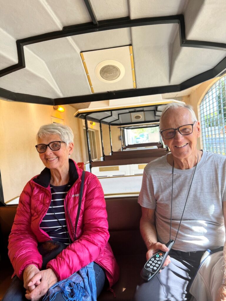 Mamma og pappa på det lille toget i Terra Vinea